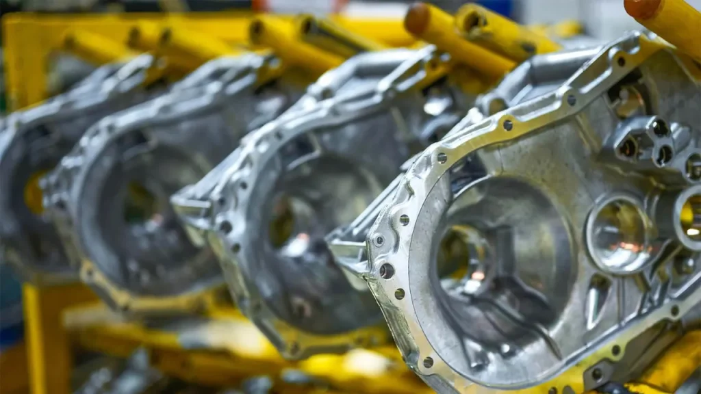 High-volume aluminum HPDC die casting automotive transmission housing and gearbox end cover batch production — precision CNC post-machined flanges and bearing seats for OEM automotive parts manufacturing