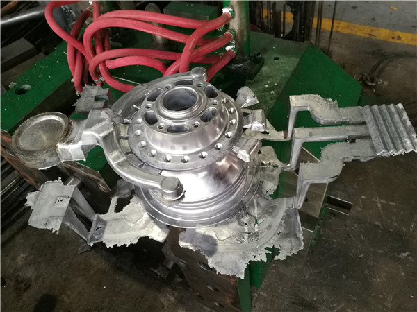 Custom aluminum HPDC high pressure die casting raw component with complete runner gate and overflow system — ADC12 aluminum die cast structural part ready for CNC precision machining and finishing